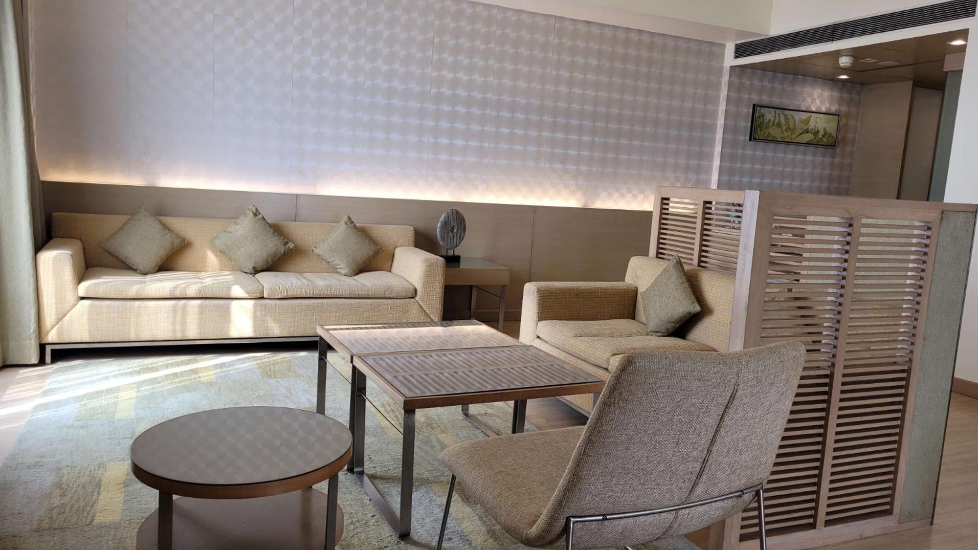 Radisson Blu Hotel, Greater Noida Zewnętrze zdjęcie The interior of the lounge