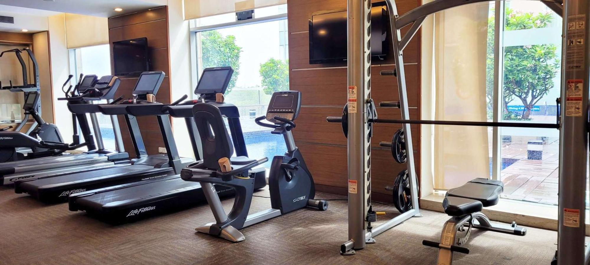 Radisson Blu Hotel, Greater Noida Zewnętrze zdjęcie A gym at a hotel