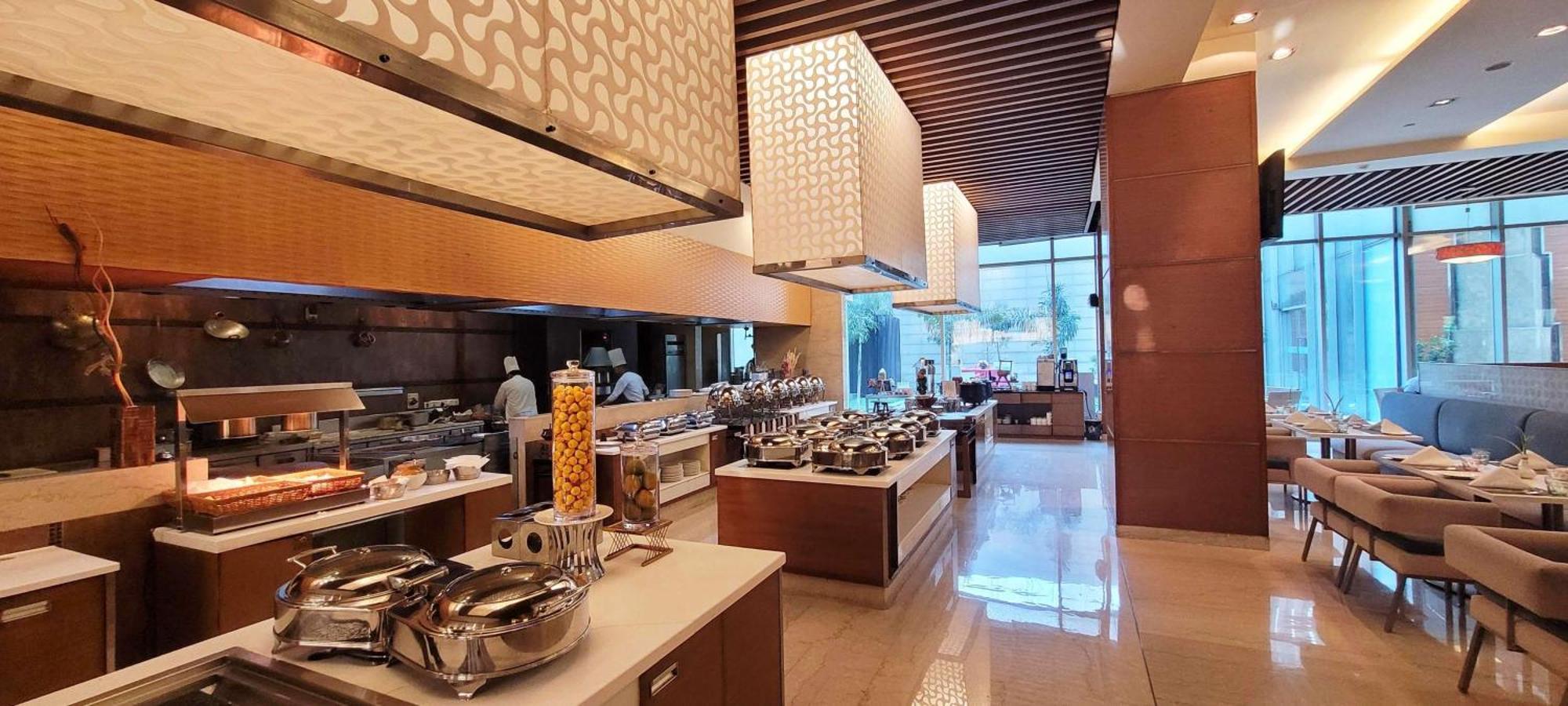 Radisson Blu Hotel, Greater Noida Zewnętrze zdjęcie The buffet at the hotel