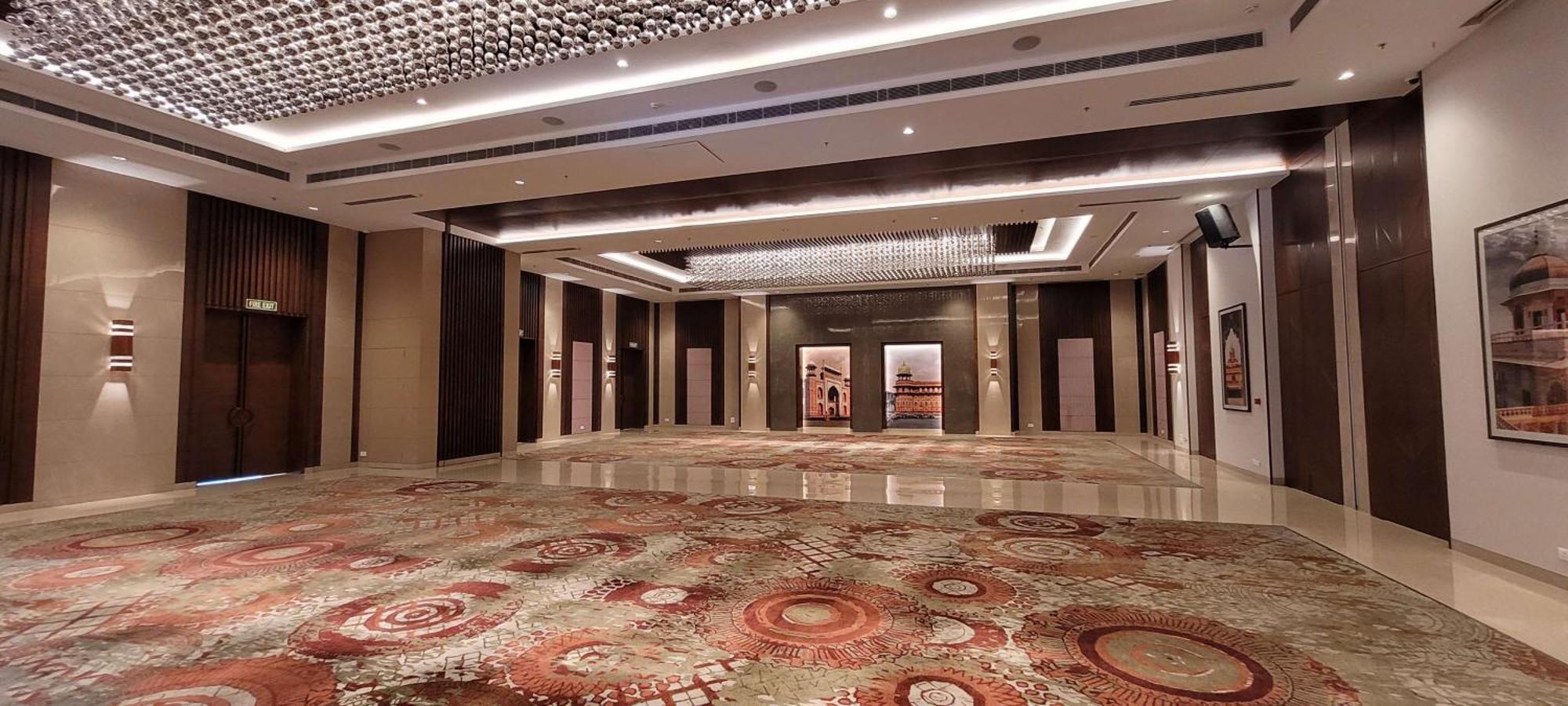 Radisson Blu Hotel, Greater Noida Zewnętrze zdjęcie The lobby of the hotel