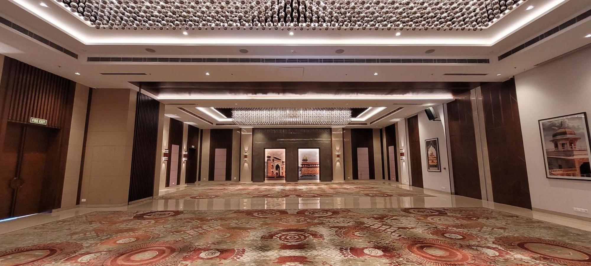 Radisson Blu Hotel, Greater Noida Zewnętrze zdjęcie The lobby of the hotel