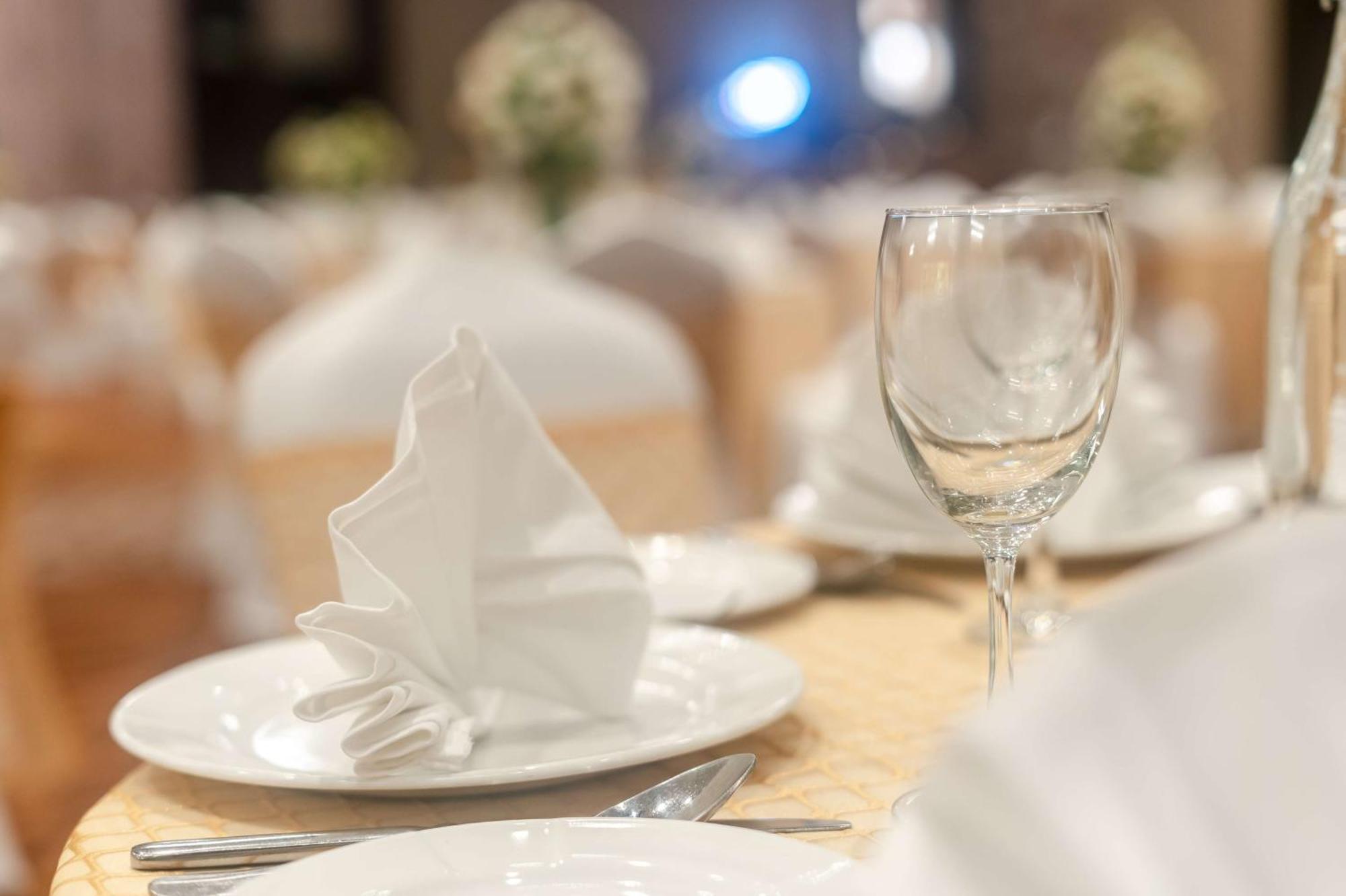 Radisson Blu Hotel, Greater Noida Zewnętrze zdjęcie A table set for fine dining