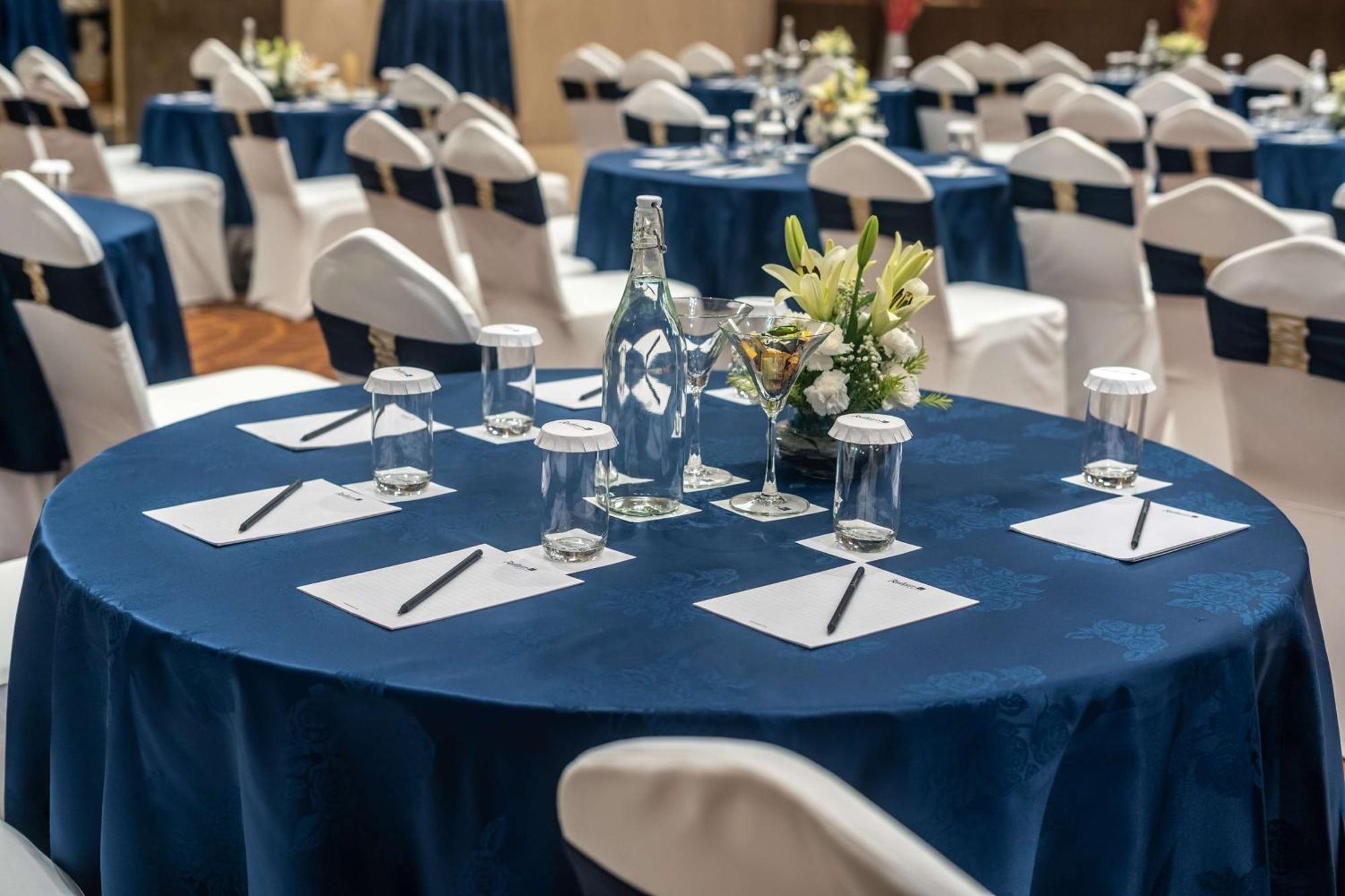 Radisson Blu Hotel, Greater Noida Zewnętrze zdjęcie A round table with a blue tablecloth