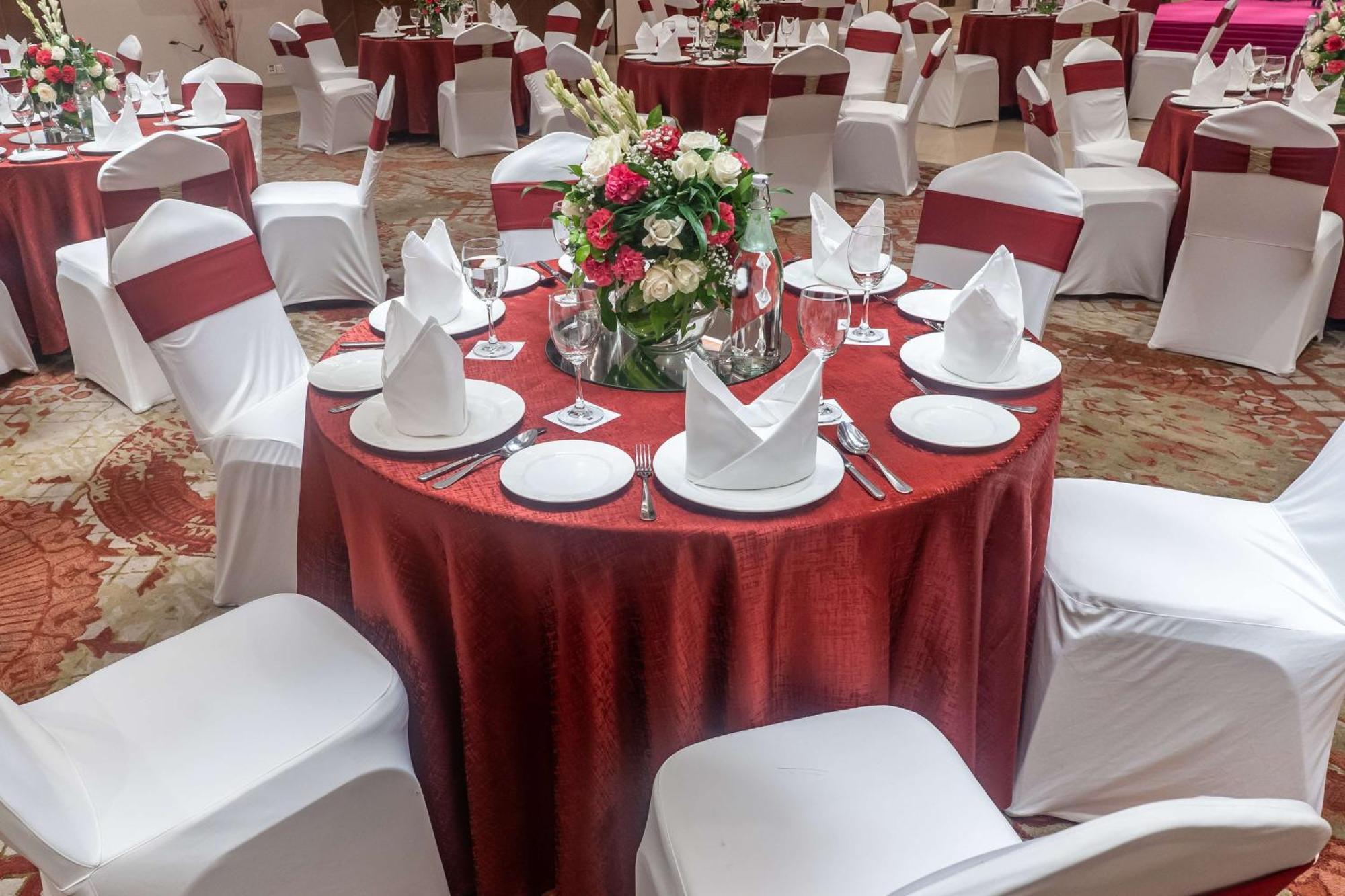 Radisson Blu Hotel, Greater Noida Zewnętrze zdjęcie A table set for a formal dinner