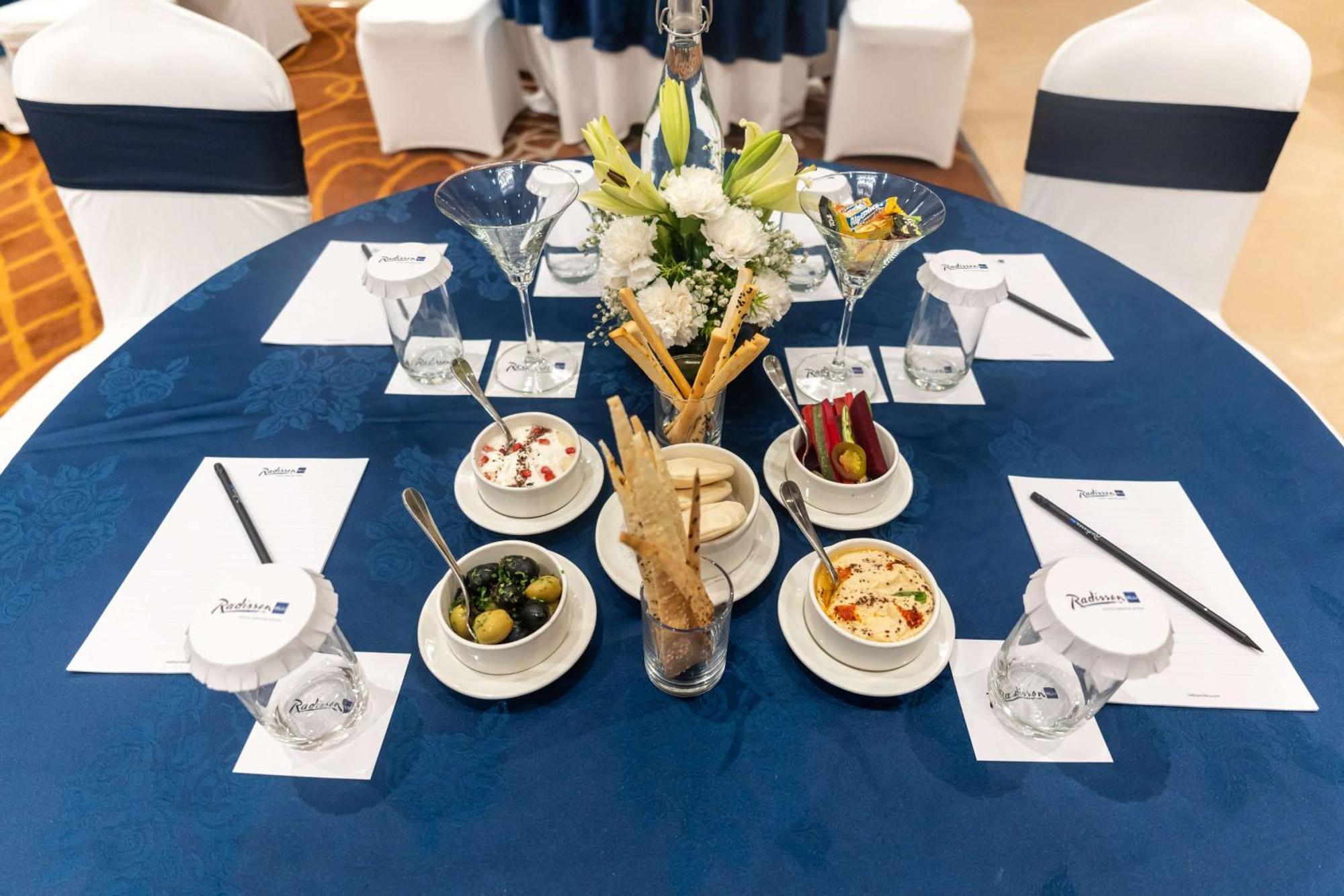 Radisson Blu Hotel, Greater Noida Zewnętrze zdjęcie A table set for a meeting
