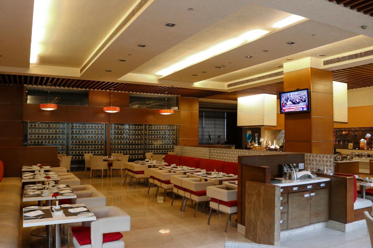 Radisson Blu Hotel, Greater Noida Zewnętrze zdjęcie The interior of a typical buffet restaurant