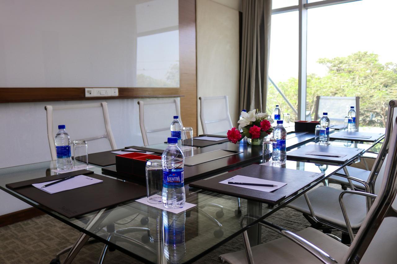 Radisson Blu Hotel, Greater Noida Zewnętrze zdjęcie Meeting room at the hotel