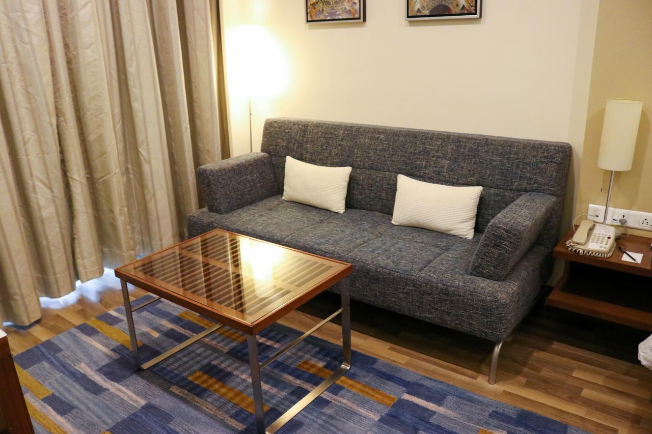 Radisson Blu Hotel, Greater Noida Zewnętrze zdjęcie A sofa