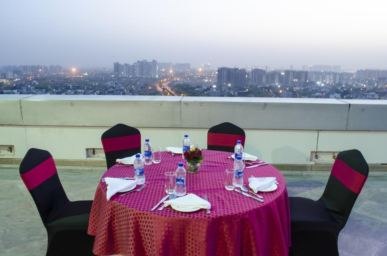 Radisson Blu Hotel, Greater Noida Zewnętrze zdjęcie Skyline view from the hotel