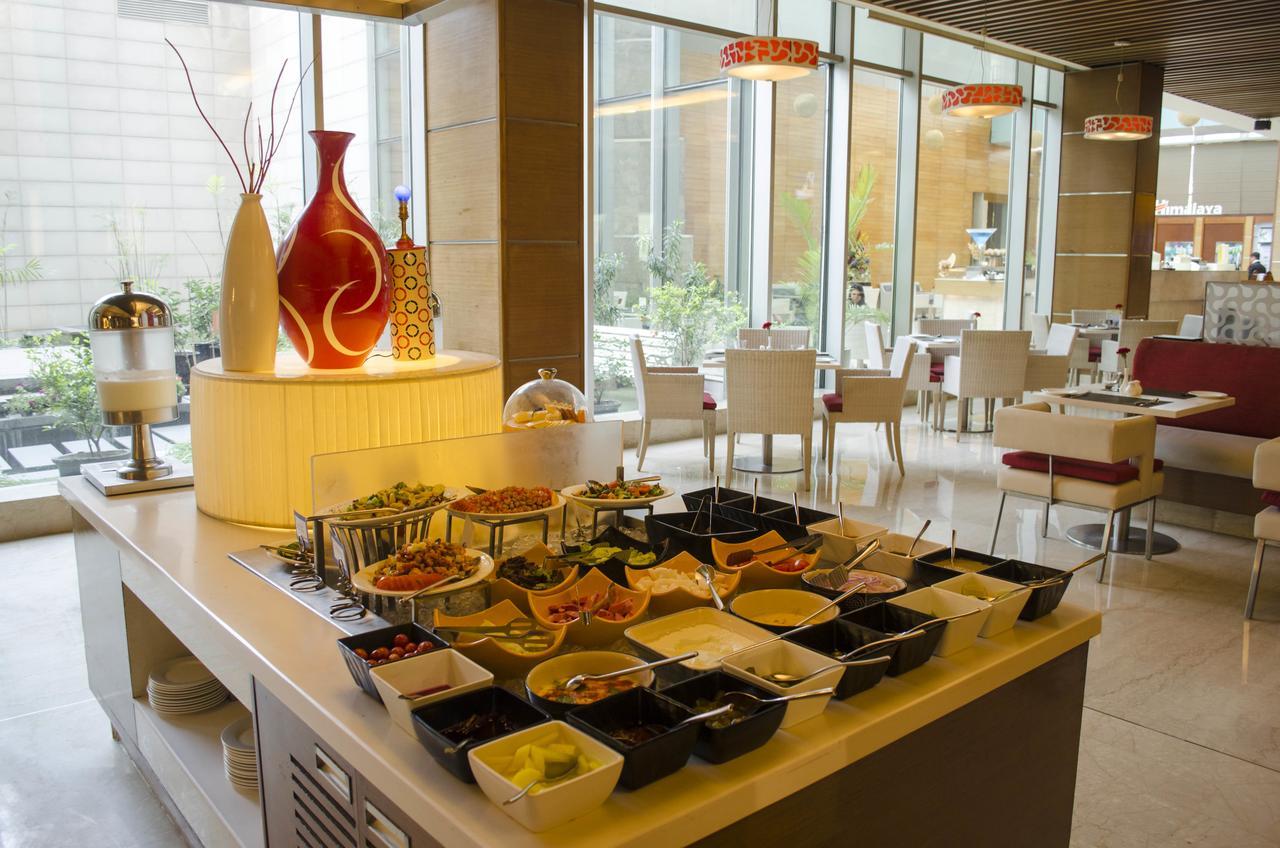 Radisson Blu Hotel, Greater Noida Zewnętrze zdjęcie A buffet at a hotel